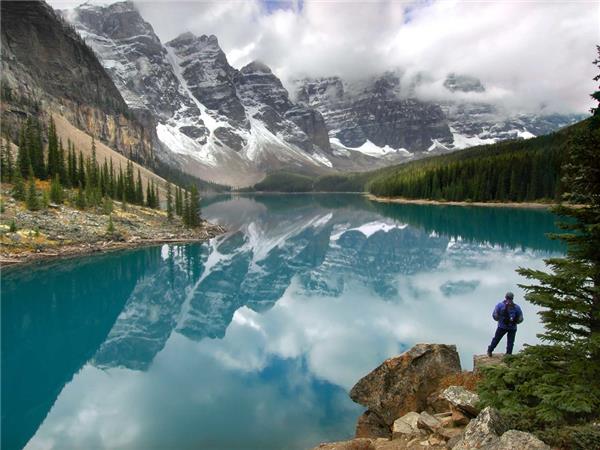 A clear turquoise lake surrounded by tall Canadian mountains
